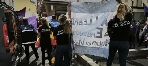 Miembros de 'Núcleo Nacional' en la manifestación de 8M en Arrecife
