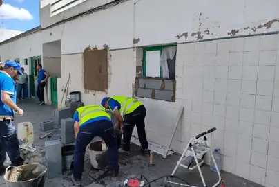 Operarios municipales tapiando la vivienda
