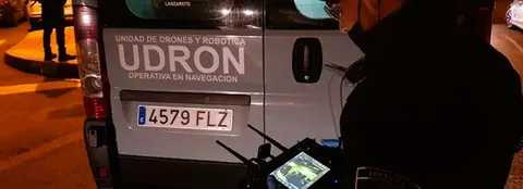 Equipos de la Unidad de Drones  de la Policía Local de Arrecife, en uno de sus despliegues
