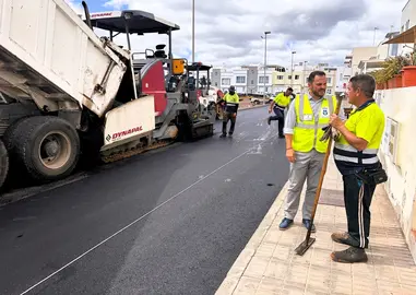 El Ayuntamiento de Arrecife reasfalta varias calles del barrio de Altavista