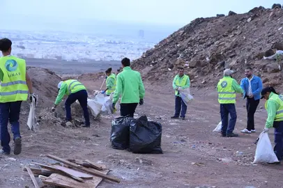Limpieza de residuos en el barrio de Maneje y Argana