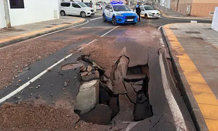 Hoy ,desplome de esta vía en el barrio de Argana por la rotura de la red de saneamiento bajo la responsabilidad del Consorcio del Agua y  Canal Gestión 