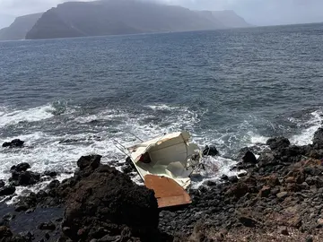 Barco encallado en La Graciosa