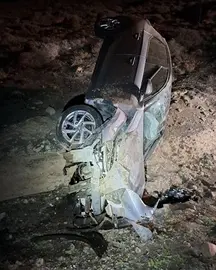 El coche volcado en San Bartolomé
