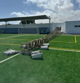 La gran fuerza del viento derribó una de las torretas de iluminación del Campo Municipal de Fútbol del barrio de Altavista
