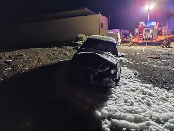El fuego en el coche apagado por los bomberos en Lanzarote