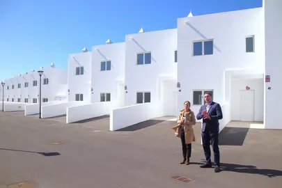 Óscar Noda junto a viviendas en Lanzarote