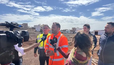 El alcalde de Arrecife durante la rueda de prensa por la tromba de agua en la capital