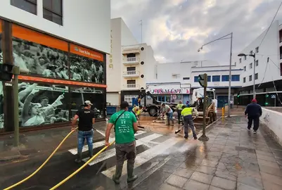 Arrecife tiene desplegados a más de 100 personas en los trabajos para recuperar la normalidad en las calles afectadas por las fuertes lluvias
