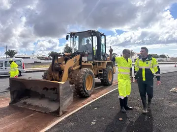 Jacobo Medina en los trabajos de limpieza de las vías