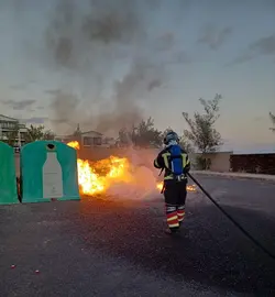 Los dos contenedores ardiendo en Playa Blanca