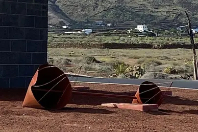 Una de las piezas desprendidas de la Escultura