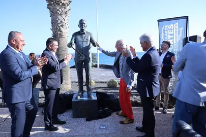 escultura en honor a