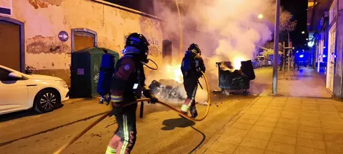 Los bomberos apagando el incendio del contenedor en Arrecife. FOTO: ARCHIVO