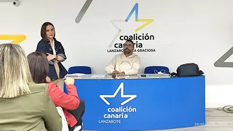 Migdalia Machín, secretaria insular, y Echedey Eugenio, secretario de Organización, en una reunión anterior.