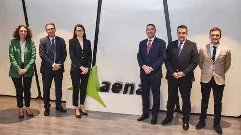 Oswaldo Betancort junto a responsables de AENA