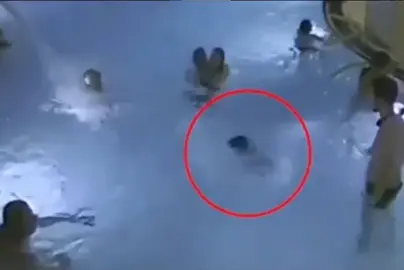 Un niño ahogándose en una piscina llena de gente (síndrome del “ahogado invisible)
