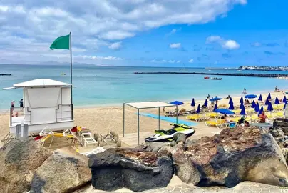 Playa Dorada con bandera verde