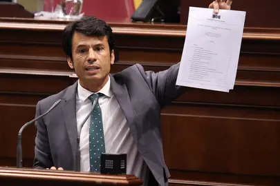 Marcos Bergaz (PSOE) durante su intervención en el pleno del Parlamento