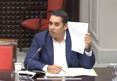 Yoné Caraballo enseña a la consejera el supuesto informe de medio folio de la consejeria