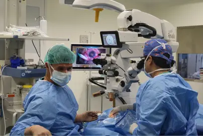 Un momento de la cirugía vítreorretiniana