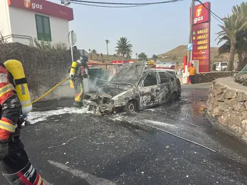 Coche incendiado en la gasolinera de Haría