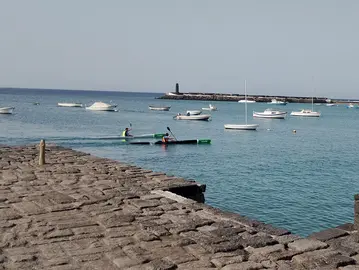 El muelle de La Pescadería es apto para el baño. Imagen de esta mañana tras la reapertura decretada por el Ayuntamiento de Arrecife
