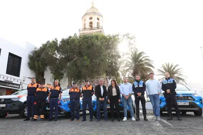 Teguise presenta los nuevos  coches para Policía y Protección Civil