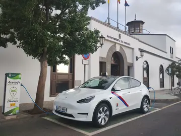 Imagen de un taxi en uno de los puntos de recarga eléctrico instalados por el Ayuntamiento de Arrecife