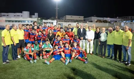 Anoche concluyó en Arrecife el Torneo de Fútbol Sam Ginés con la victoria de la UD Lanzarote. Autoridades y jugadores y equipo organizativo