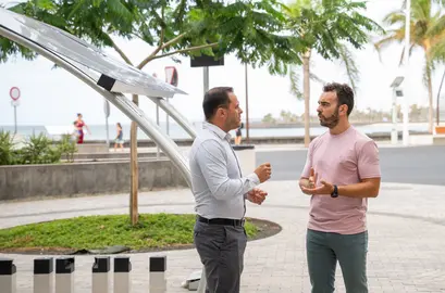 El alcalde Yonathan de León, y el concejal de Transportes y Movilidad, Mario González Altube, visitan hoy una de las estaciones que irán destinadas a la recarga de bicicletas 