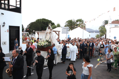 Un momento de la procesión de Los Remedios en Yaiza