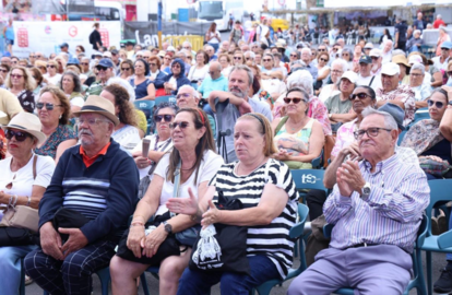 mayores en la feria de artesanía