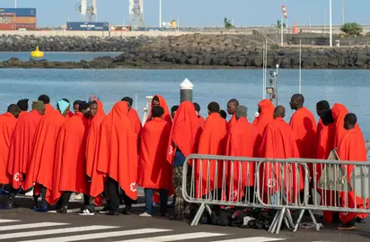 Salvamento Marítimo ha socorrido este viernes a unos diez kilómetros de Arrecife a 57 inmigrantes subsaharianos -53 hombres y 4 mujeres- que intentaban llegar a Lanzarote en una lancha neumática. EFE/Adriel Perdomo