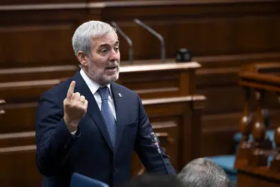 El presidente de Canarias, Fernando Clavijo, en el pleno parlamentario