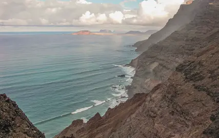 El Risco de Famara alberga restos del bosque termófilo de la isla. Foto de Gerardo García