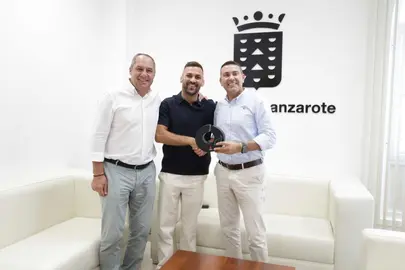 El Cabildo de Lanzarote recibe al luchador Hecher Sosa