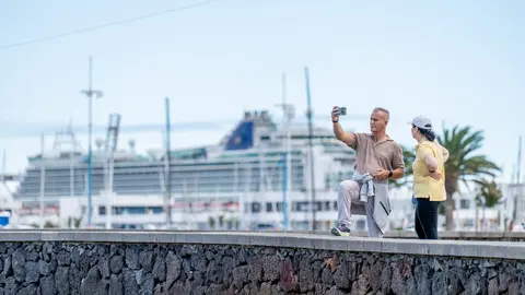 Imagen en el Charco de San Ginés, Arrecife,  este pasado domingo con el crucero Ventura atracado en el muelle de Cruceros