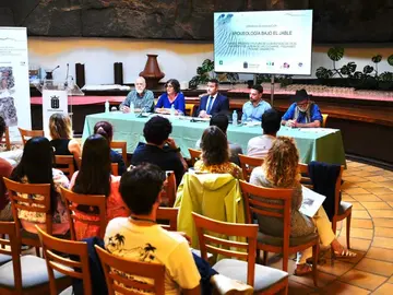 El Cabildo de Lanzarote pone en valor el yacimiento de Fiquinineo como referente patrimonial en las Jornadas ‘Arqueología bajo el Jable’
