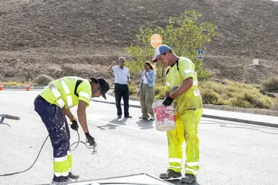 <p>Teguise destina más de 1,5 millones de euros a renovar el asfaltado de cinco pueblos: Mozaga, Muñique, Soo, Tao y Tiagua</p>