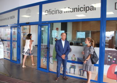 El director insular de la Administración General del Estado en Lanzarote, Pedro Viera, y la concejala del grupo de gobierno de Yaiza, Beatriz Vázquez