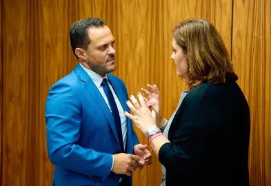 El alcalde de Arrecife, Yonathan de León, y la presidenta de la APLP, Beatriz Calzada, en la reunión del consejo de Administración 2