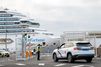 Hoy. Zona del muelle de Cruceros en Arrecife con los controles de acceso de taxis por turnos asignados, según la licencia del vehículo (1)