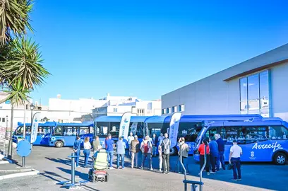 El Ayuntamiento de Arrecie sigue invirtiendo en la renovación de las flota de las guaguas urbanas para mejorar el servicio . Sale a licitación dos guaguas grandes