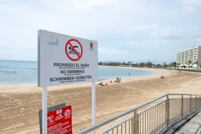 Imagen de esta tarde en la playa de El Reducto donde la Concejalía de Playas de Arrecife prohíbe el baño 