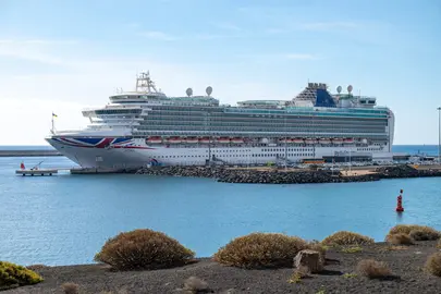 El Azura trajo hoy a la ciudad de Arrecife  más de 3.500 pasajeros británicos, procedentes de Tánger