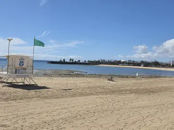 La playa de El Reducto se reabre al baño. Imagen de este viernes 31 de octubre  (2)