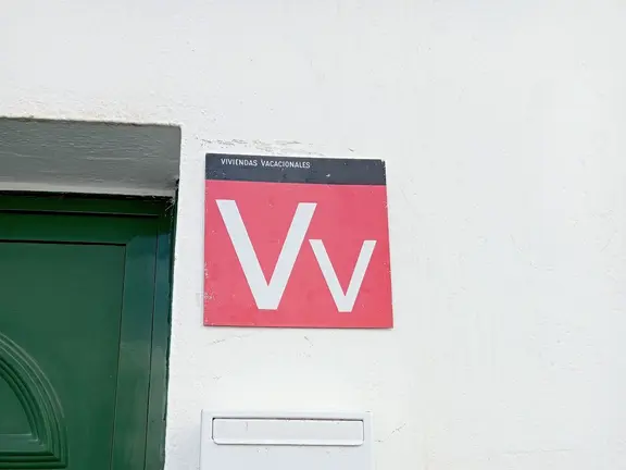 Placa de licencia de una vivienda vacacional en Arrecife.