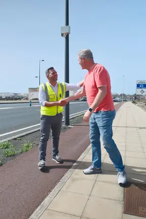 Jacobo Medina junto a una de las cámaras instalads (1)