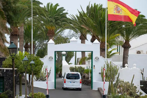El presidente del Gobierno, Pedro Sánchez, ha aterrizado en un avión Falcon este sábado a las 12:59 horas en Lanzarote para veranear en la isla, como hace desde 2020 junto a su familia en la residencia de La Mareta, a la que ha entrado una furgoneta blanca (c) pasadas las 13:25 horas, como ha comprobado EFE.-EFE/ Adriel Perdomo